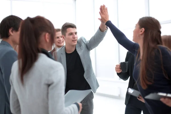 Jóvenes empleados dándose unos a otros un máximo de cinco — Foto de Stock