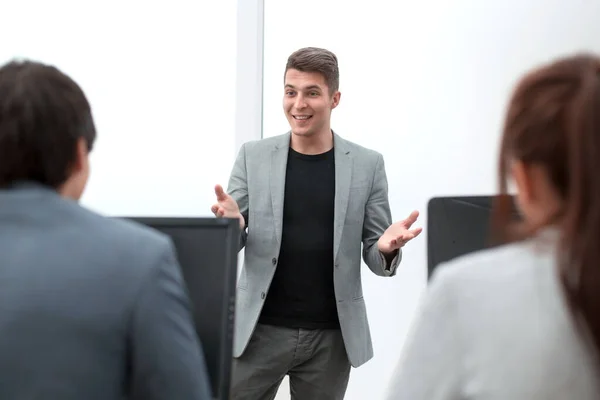 Joven empresario explicando algo al personal de la oficina . — Foto de Stock