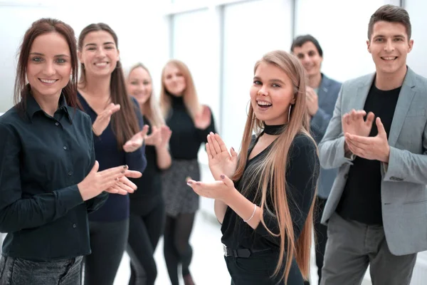 Grupa zadowolonych pracowników stojąca w biurze z oklaskami — Zdjęcie stockowe