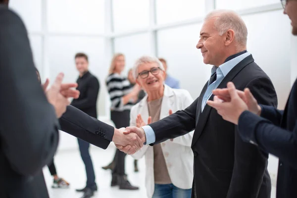 Zakenmensen schudden elkaar de hand tijdens de bijeenkomst — Stockfoto