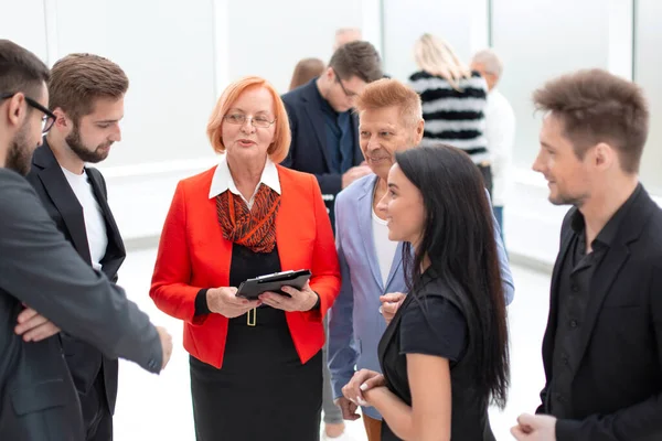 Mulher de negócios com equipe discutindo o relatório financeiro — Fotografia de Stock