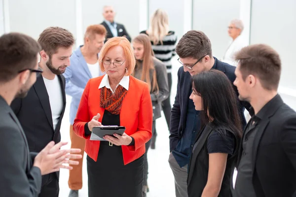 Verscheidene afgevaardigden staan in de conferentiezaal en discussiëren over — Stockfoto