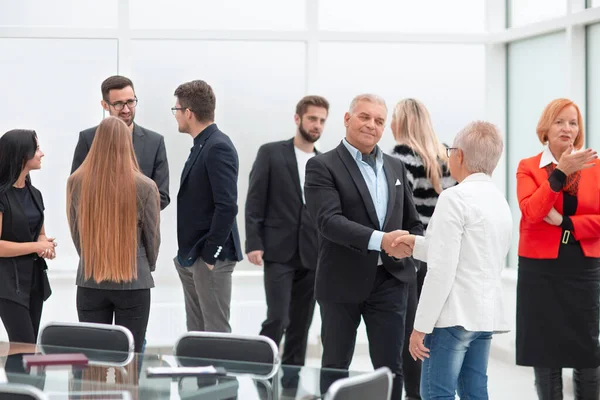 Werknemers hebben een zakelijke bijeenkomst in een vergaderzaal — Stockfoto