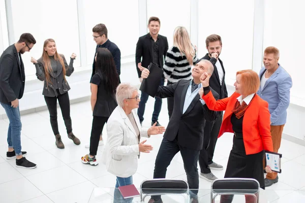 Equipo de negocios celebrando un triunfo con los brazos en alto en la moderna o — Foto de Stock