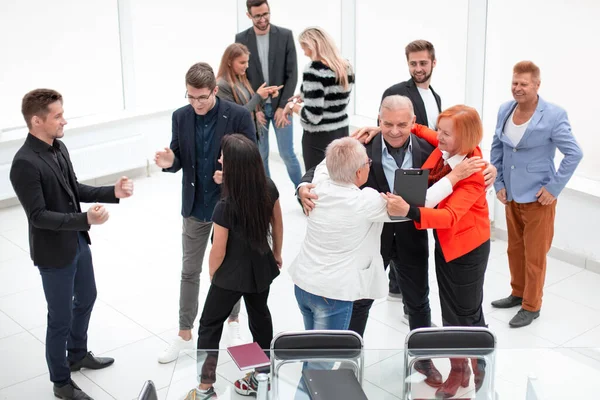 Business team che celebra un trionfo con le braccia alzate nel moderno o — Foto Stock