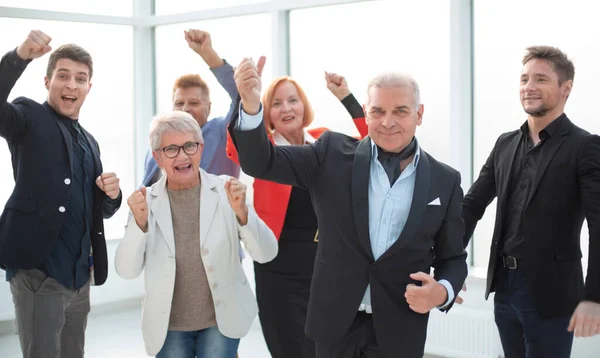 Groep van vrolijke opgewonden zakenmensen die plezier hebben in het kantoor — Stockfoto