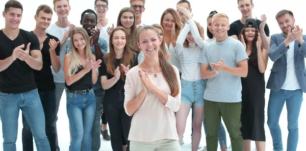 Команда счастливых молодых людей, аплодирующих вместе — стоковое фото