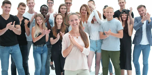 Team av glada ungdomar applåderar tillsammans — Stockfoto