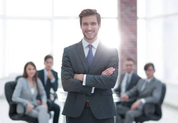 Erfolgreicher Geschäftsmann im Büro an der Spitze einer Gruppe — Stockfoto