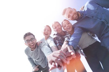 Yaratıcı takım, elleri birbirine kenetlenmiş.