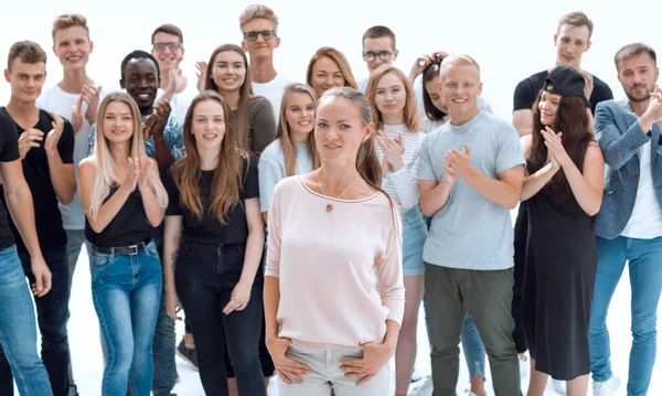 Grande equipe de jovens aplaudindo seu líder  . — Fotografia de Stock