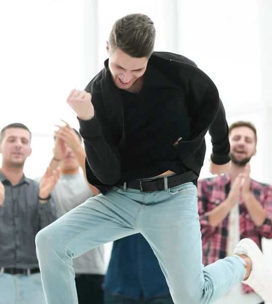 Líder jubiloso de pie frente al equipo de negocios. —  Fotos de Stock