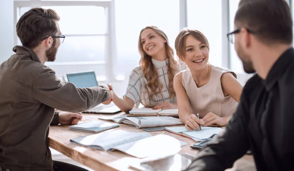 Equipe de negócios jubilante olhando para o monitor do computador — Fotografia de Stock