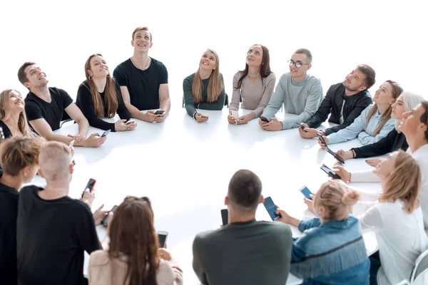 Studiengruppe junger Leute sitzt an einem runden Tisch — Stockfoto