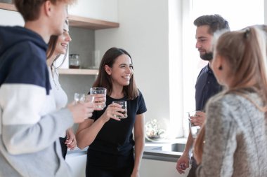 Mutlu arkadaşlar kadeh tokuşturuyorlar.