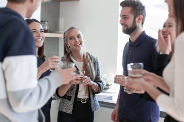 İş adamları parti başarısını kutluyor