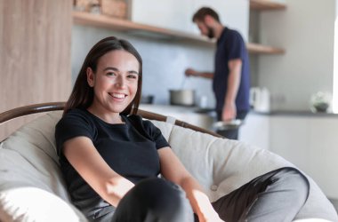 Mutlu genç çift modern mutfakta iyi eğlenceler.