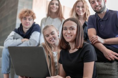 Sınavlara ev içi sınavlara hazırlanan bir grup öğrenci