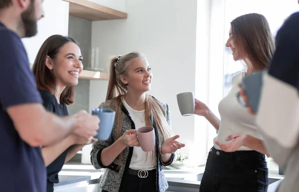 Lächelnde Freunde treffen sich mit Tassen Tee — Stockfoto