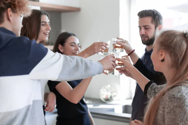 Felizes amigos aplaudindo junto com óculos — Fotografia de Stock