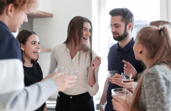 Glückliche Freunde jubeln mit Brille — Stockfoto