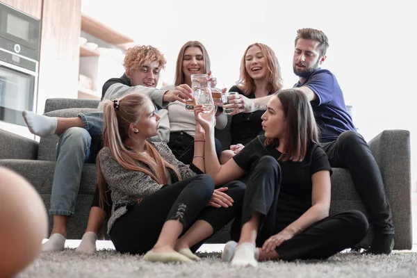 Amis joyeux s'amuser et boire à la maison — Photo