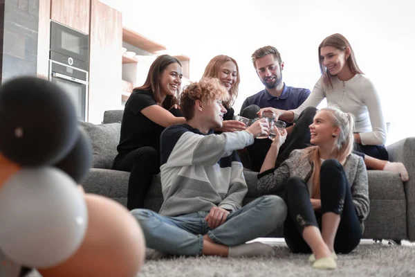 Amigos alegres se divertindo e bebendo em casa — Fotografia de Stock