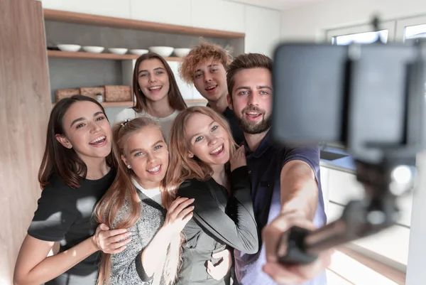 Kép boldog fiatal barátok otthon, hogy egy szelfi a kamera — Stock Fotó