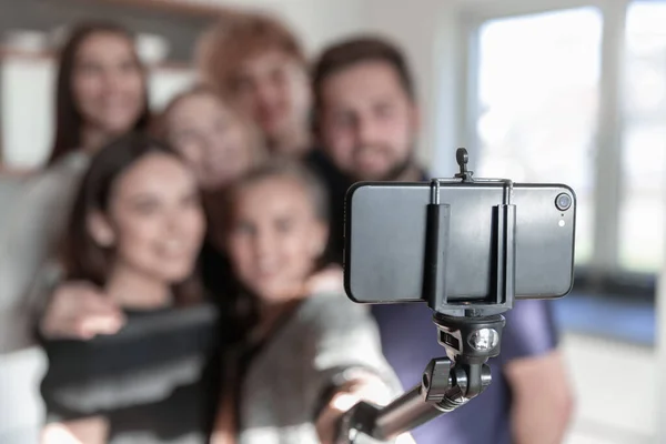 Přátelé si berou selfie s mobilním telefonem. Rozmazané pozadí — Stock fotografie