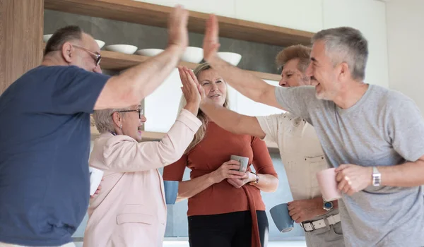 Amigos felizes dando uns aos outros um alto cinco . — Fotografia de Stock