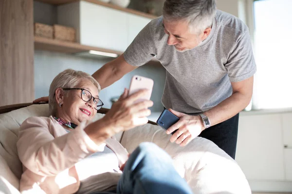 Feliz casal de idosos conversando via link de vídeo em sua sala de estar . — Fotografia de Stock
