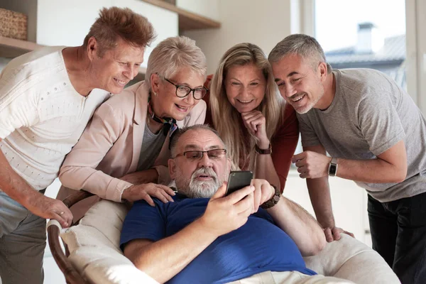 Groupe d'amis regardant l'écran du smartphone  . — Photo
