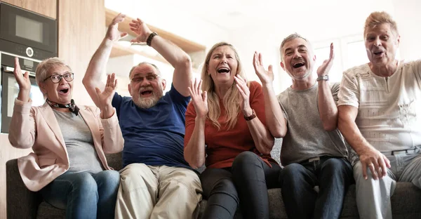 De près. Les amis matures s'amusent ensemble  . — Photo