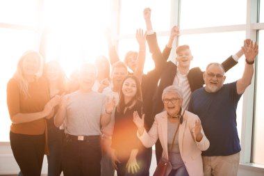 Kapat. Eğlenceli büyük aile birlikte kutluyor..