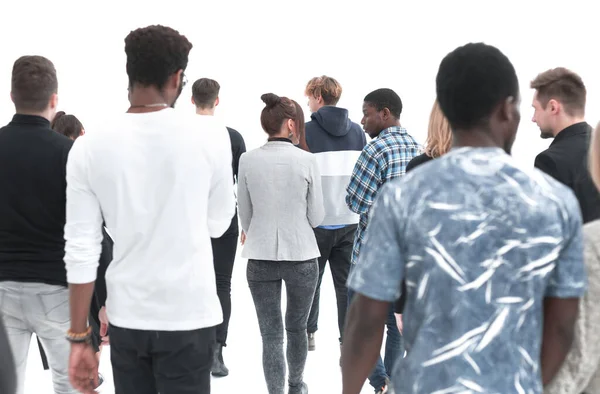 Een groep jongeren staan met hun rug naar de verte te kijken — Stockfoto