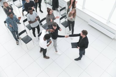 Konferansta oturan iş adamlarının görüntüsü