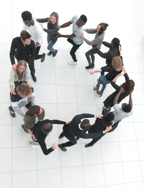 Velká skupina lidí ve tvaru kruhu — Stock fotografie