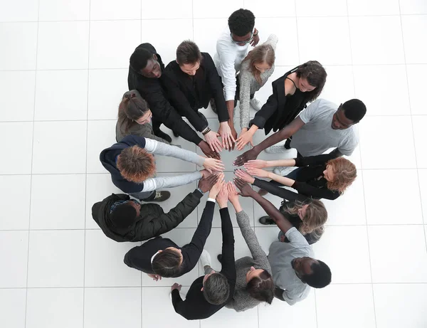 Fiatal, sikeres emberek egy csoportja áll egymás mellett — Stock Fotó