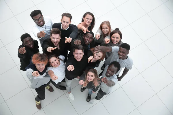 Multietnisk grupp bestående av fem manliga och kvinnliga vänner kramas och — Stockfoto