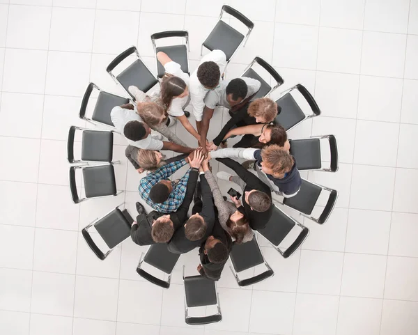 Retrato de um grupo sorridente de diversos colegas corporativos stan — Fotografia de Stock