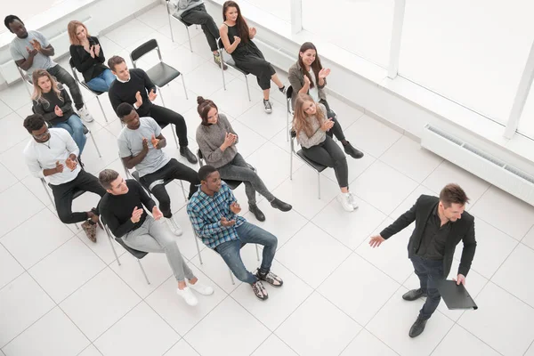 Symposium sur les entreprises et l'entrepreneuriat. Conférencier donnant une conférence — Photo