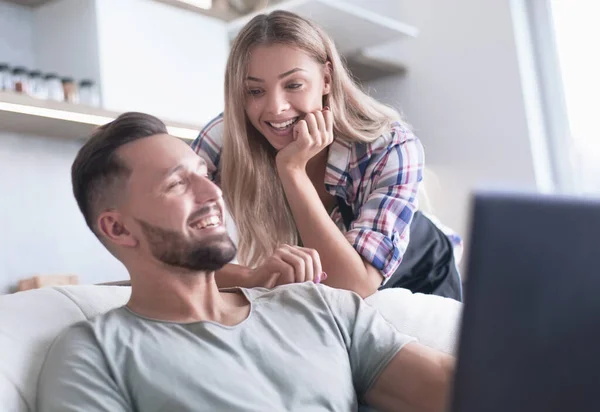 De cerca. joven pareja mirando a la pantalla del ordenador portátil. — Foto de Stock