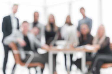 Masaüstlerinin yanında başarılı bir iş ekibinin portresi