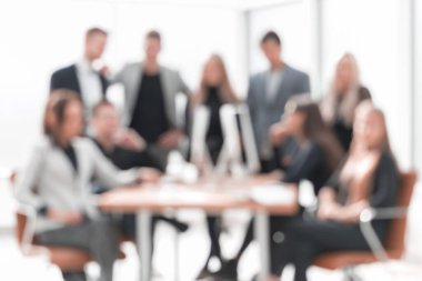 Masaüstü yakınlarındaki bir grup hırslı gencin portresi