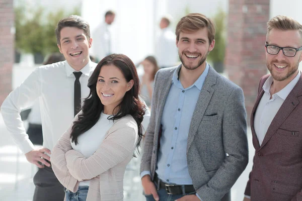 Gruppe erfolgreicher junger Mitarbeiter im Büro — Stockfoto