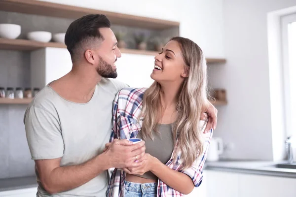 Feliz pareja joven en la cocina en buen tiempo de la mañana —  Fotos de Stock