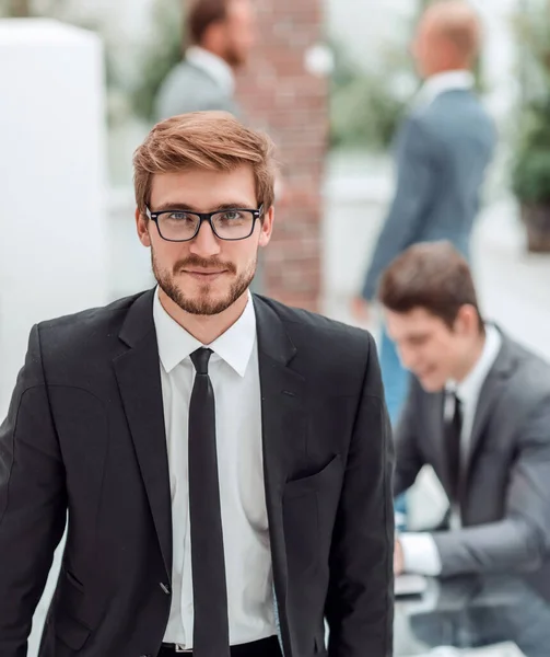 Sonriente hombre de negocios de pie en la oficina — Foto de Stock