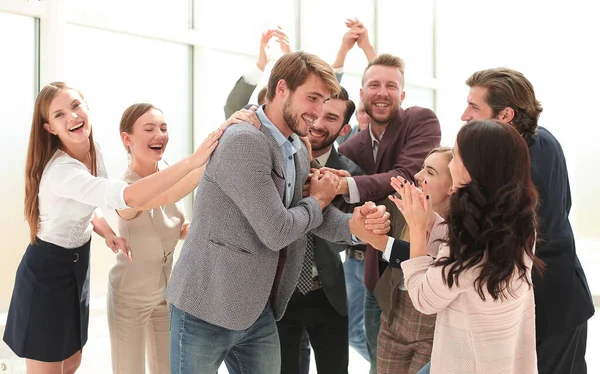 Feliz equipo de negocios aplaudiendo al líder de un proyecto exitoso — Foto de Stock