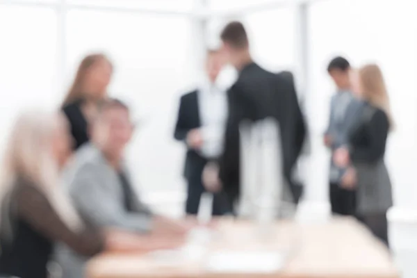 Imagen borrosa de los jóvenes empresarios en la oficina . — Foto de Stock