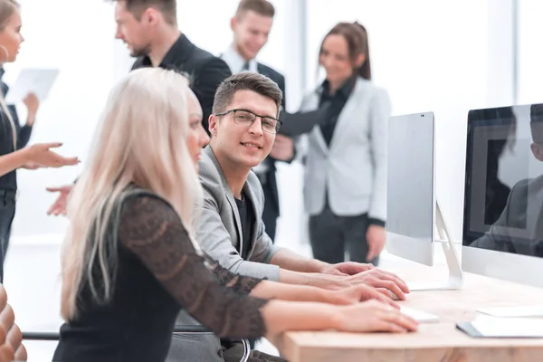 Giovani colleghi stanno lavorando sui computer dell'ufficio . — Foto Stock